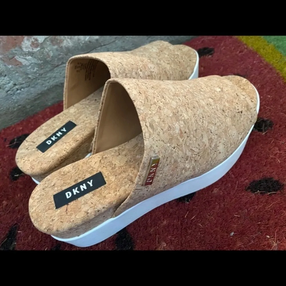 DKNY, new in box! Carli- platform slides👡👡